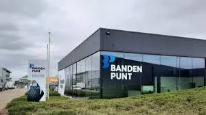 BandenPunt vestiging met gevel en terrein
