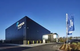 Moderne BandenPunt vestiging met vlaggen